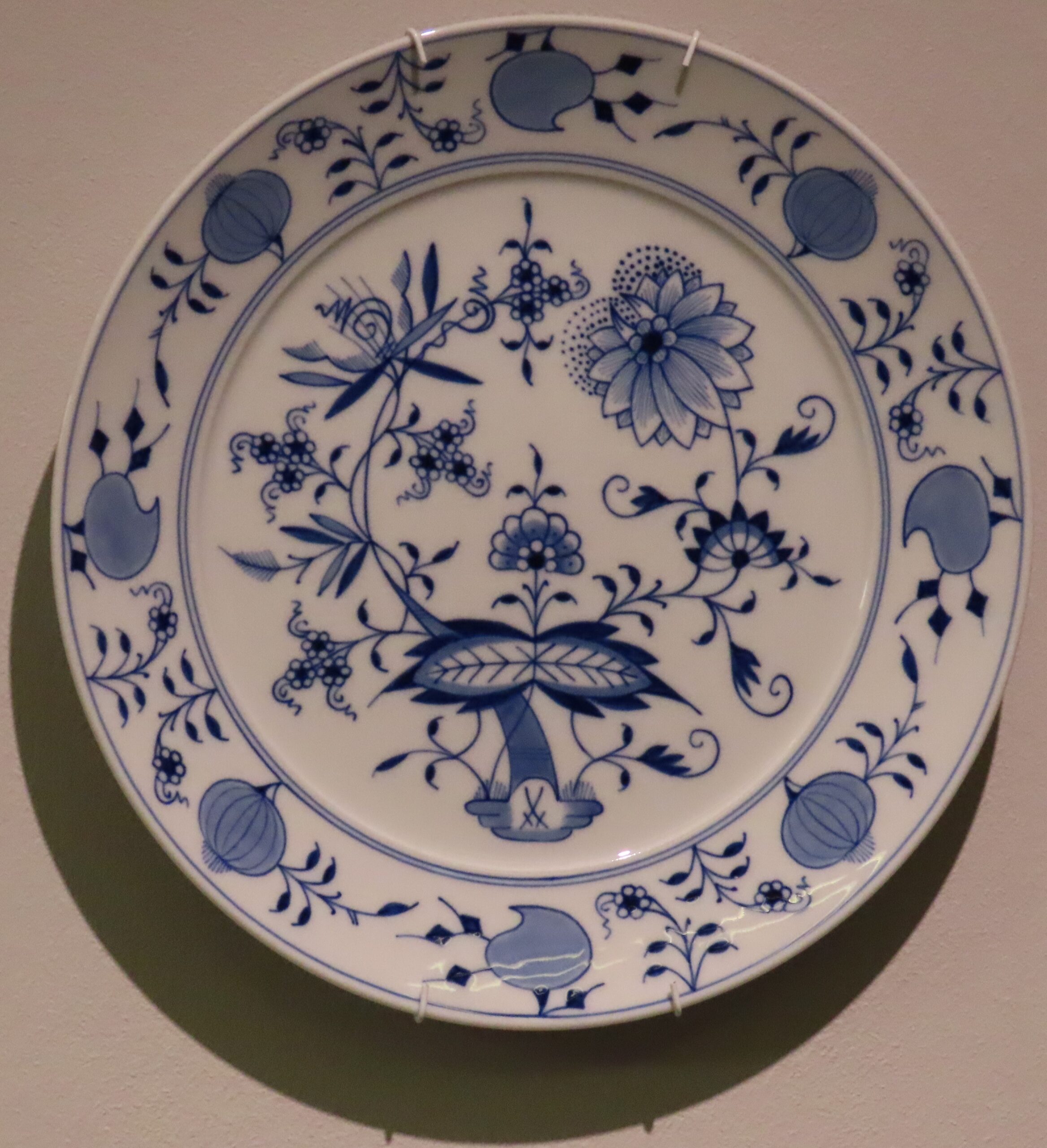 2024-04-24 Meissen - finished plate When fired, the gray paint turns blue.