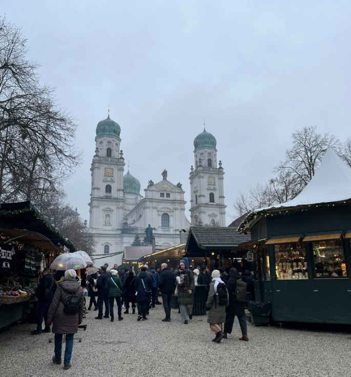 Cathredal and market Passauer Christkindlmarkt