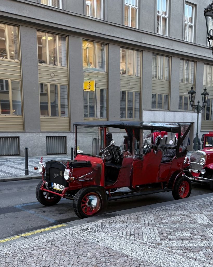 Prague - Red Tour Car Tour Car